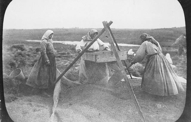 Doukhobor_women_winnowing_grain