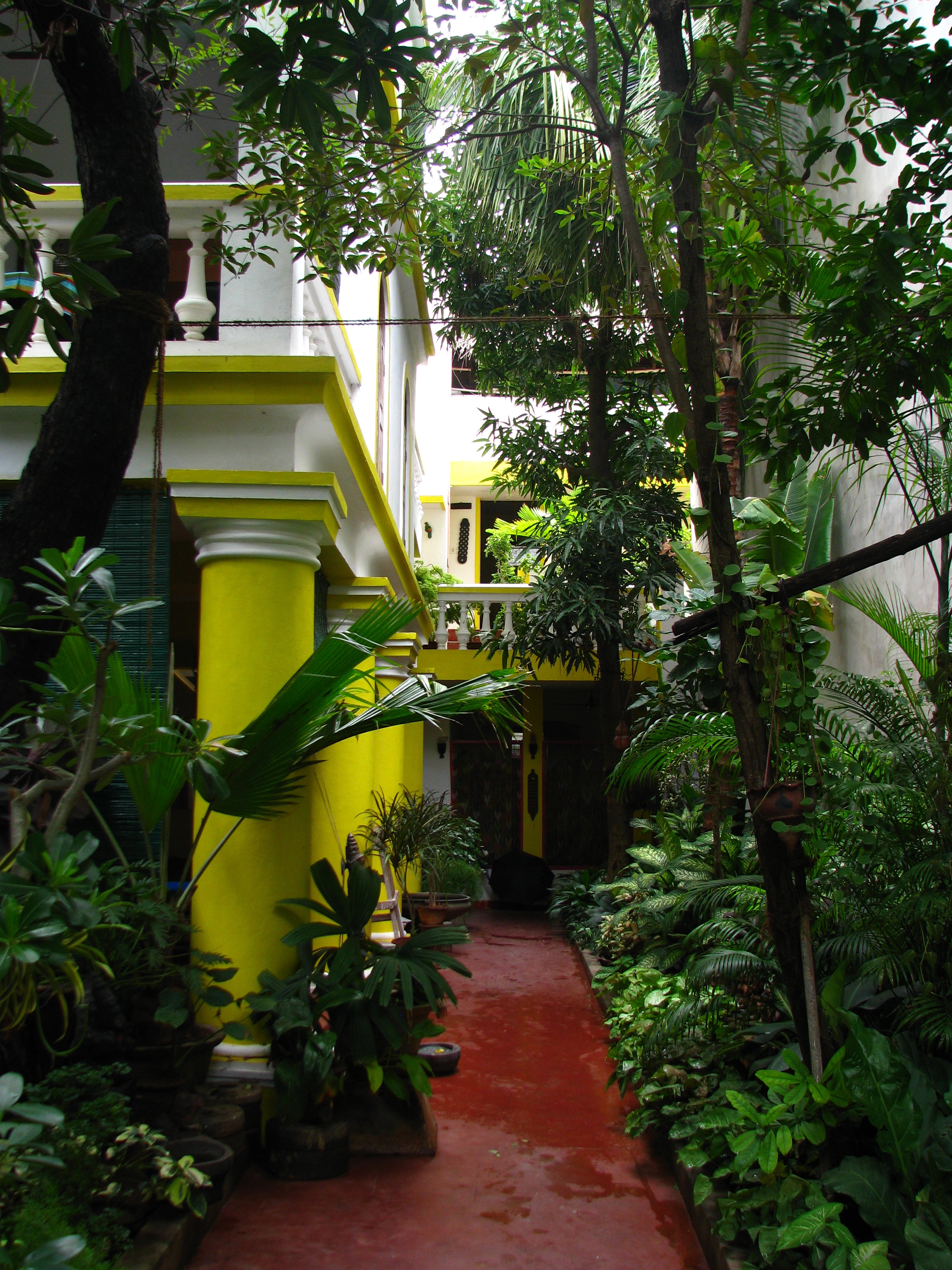 India_-_Pondicherry_-_005_-_lush_entrance_of_the_Coloniale_Guesthouse_(4179289677)